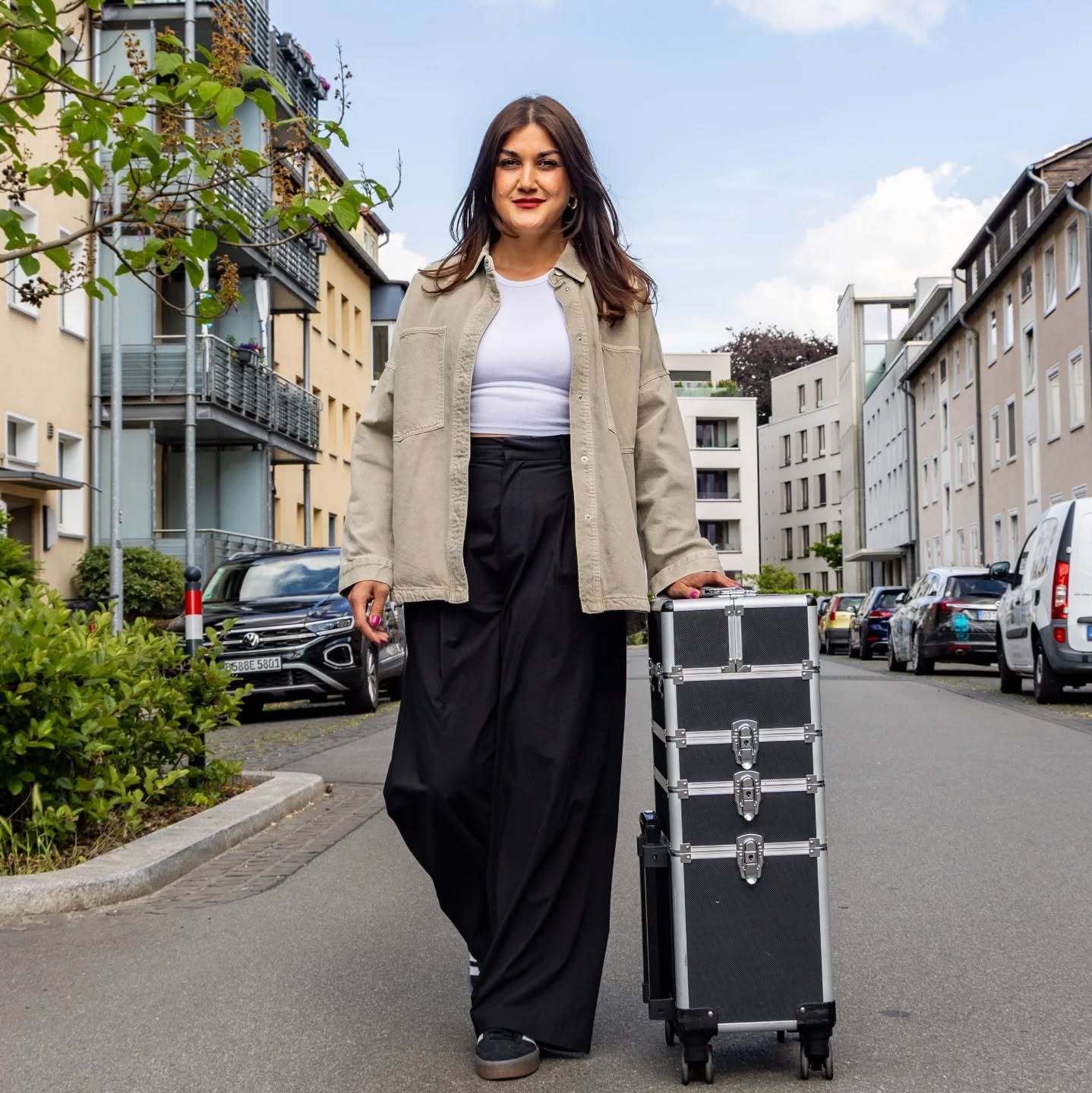 Für @sallys_hair_ habe ich ihren Slogan bildlich umgesetzt: "Du musst nicht mehr zum Friseur. Deine Traumfrisur – bei dir zu Hause.“
Das Bild unterstreicht so den Slogan und der Betrachter erkennt schnell, dass es sich um einen mobilen Service handelt.
Wie klar kommt deine Botschaft auf dem ersten Blick rüber?
#berufsfotograf #imagefotos #werbefotografie #mitarbeiterfotos #produktfotos #webseitenfotografie #canon #fotografie #imagefoto #werbefotos #Eventfotografie #B2BPhotography #businessfotografie #webseitenfotografien #politikfotograf #produktfotos #werbefoto #niedersachsen #fotograf #foto #VisualStorytelling #BusinessPhotography #BraunschweigFotograf #CorporatePortraits #Firmenfotografie