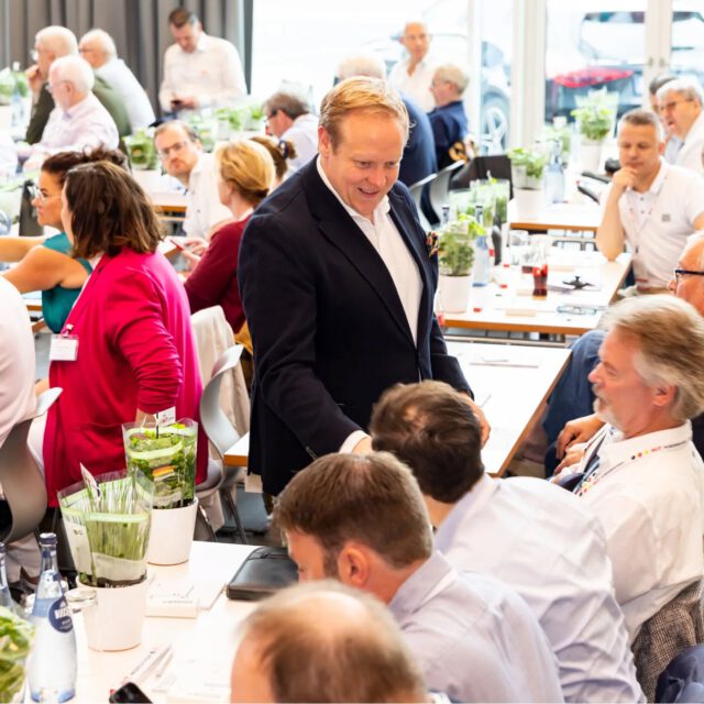 Für die @mit_niedersachsen habe ich den Landesmittelstandstag 2025 in #Papenburg fotografiert.
Die Tagung fand in der beeindruckenden Kulisse der @meyerwerft statt.Neben den Wahlen und der Wiederwahl von @holgerbormann gab es Impulse zu Politik und Wirtschaft von @elft345 , @gittaconnemann, @andreas.tieftrunk und @sebastian.lechner.mdl .
Die Podiumsdiskussion moderierte @domenik.schmid – mit Sebastian Lechner, @rolf_augustin und @veraButterweck-Kruse. Anschließend folgte eine Führung durch das Besucherzentrum.
Den Abschluss bildete die Papenburger Party.Weitere Fotos und einen ausführlichen Bericht gibt es auf www.mittelstand-niedersachsen.de#berufsfotograf #imagefotos #fotoshooting #Eventfotografie #B2BPhotography #businessfotografie #webseitenfotografie #politikfotograf #produktfotos #mitarbeiterfotos #produktfotos #fotoshooting #portraitfotografie #marketing #braunschweig #hannover #niedersachsen #werbefotos #fotograf #foto #VisualStorytelling #BusinessPhotography #BraunschweigFotograf #CorporatePortraits #firmenfotografie