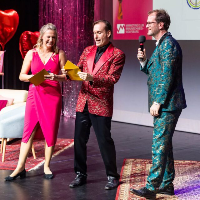 #MarketingLöwen 2024 – ich war wieder mit der Kamera dabei für den @marketingclub.bswob
Ob für #Pressemitteilungen, Nachberichte oder als Reportage für alle, die nicht live dabei waren – meine #Bilder zeigen die Stimmung des Abends und geben den Gästen Erinnerungen zum Teilen und Posten.Glückwunsch an alle Preisträger – es hat riesig Spaß gemacht, euch zu begleiten!#berufsfotograf #Eventfotografie
#imagefotos #fotoshooting #portraitfotografie #businessfotografie #magazinfotos #presse #marketing #braunschweig #hannover #niedersachsen #pressefotograf #webseitenfotografie #canon #fotograf #fotoshooting