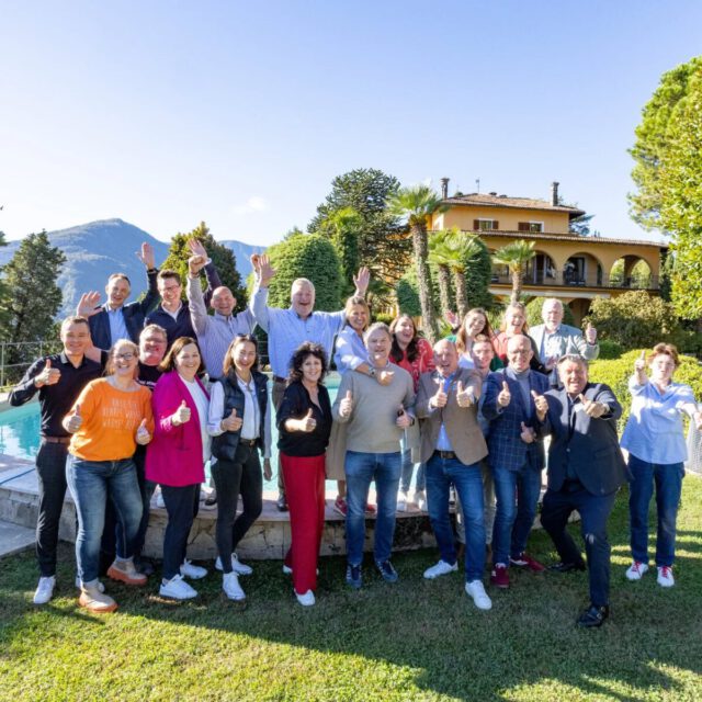 Einer meiner bislang weitesten Jobs: Mit der @mit_niedersachsen ging’s von Braunschweig über München bis an den Comer See.Erst spannende Gespräche in der @csu -Landesgeschäftsstelle und im Bayerischen Landtag – dann das Seminar der @kasniedersachsen in der Villa La Collina.Für mich war es besonders, Politik und Austausch an so geschichtsträchtigen Orten fotografisch zu begleiten.👉 Wenn ihr für eure Veranstaltung oder Reise eine fotografische Begleitung sucht, meldet euch gerne bei mir!#eventfotografie #reportagefotografie #politikfotografie #berufsfotograf