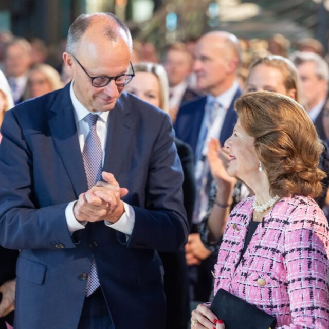 Royalen Glanz und Kanzlerschaft hatte ich am Dienstag vor der Kamera, als ich nicht nur Preisträgerin Königin Silvia von Schweden, sondern auch Laudator und Bundeskanzler @FriedrichMerz beim Deutschen Mittelstandspreis 2025 in Berlin fotografisch begleitet habe.Für ihr herausragendes Engagement im Kinderschutz wurde Königin Silvia mit dem Sonderpreis ausgezeichnet.Mit starken Impulsen führte MIT-Bundesvorsitzende @GittaConnemann durch den Abend – Momente und Emotionen, die ich auch bei den weiteren Preisen bildlich eingefangen habe.#berufsfotograf #imagefotos #werbefotografie #Eventfotografie #B2BPhotography #businessfotografie #webseitenfotografie #politikfotograf #Fotos #fotoshooting #portraitfotografie #politikfotograf #presse #marketing #friedrichmerz
#bundeskanzler #Mittelstand @kungahuset