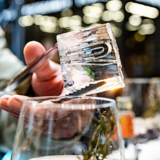 High Performance und Glamour hatte ich bei Volkswagen R x Glamour Women of the Year vor der Linse, als ich für @wms_event die Inszenierung dokumentiert habe. Ein Setting, das schon beim Ankommen den perfekten Auftakt bildete.Mein Fokus lag dabei auf der Liebe zum Detail der Eventertainer ®, die diese Inszenierung so besonders gemacht hat: Eine massive Theke aus Eisblöcken, das präzise platzierte Auto, konservierte Blumenkunst und Drinks, die das Marken-Logo sogar geprägt im Eiswürfel trugen. Ein Arrangement, in dessen Details ich mich fotografisch verlieren konnte..#berufsfotograf #imagefotos #werbefotografie #Eventfotografie #B2BPhotography
#womanoftheyear #volkswagenr #businessfotografie #webseitenfotografie #werbefotos #produktfotos #politikfotograf #Berlin #niedersachsen #fotograf #foto #VisualStorytelling