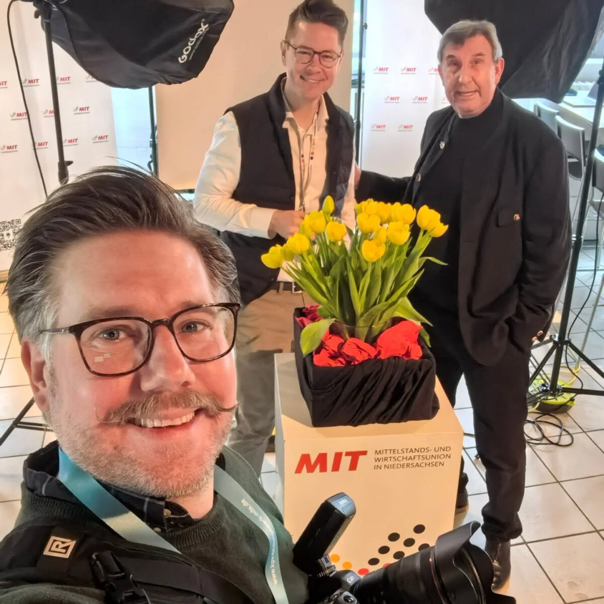 Heute bin ich beim 8. Kommunalkongress in Hildesheim! Mein mobiles Studio ist direkt am Stand der @mit_niedersachsen startklar.​Für alle MIT-Mitglieder, die für die Kommunalwahl 2026 kandidieren oder ihren digitalen Auftritt professionalisieren möchten: Kommt gerne vorbei und sichert euch ein kostenloses, hochwertiges Porträtfoto für eure Öffentlichkeitsarbeit.​Ich freue mich auf euch.​#MITNiedersachsen #Hildesheim #Kommunalwahl2026 #PersonalBranding #Mittelstand