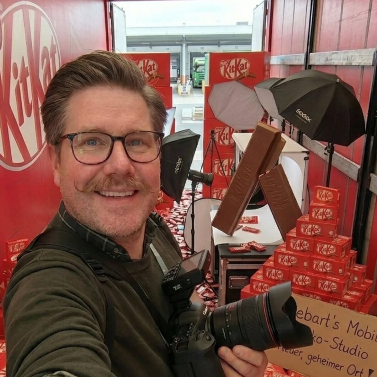 Heute bin ich mit meinem mobilen Studio wieder an einem ziemlich ungewöhnlichen Ort. Denn wie man sieht: Selbst die Ladefläche eines Lkws kann ein perfektes Fotostudio sein!​Du kommst vor lauter Arbeit nicht aus der Firma raus und brauchst dringend professionelle Fotos?Kein Problem, ich baue mein Studio auch gerne direkt bei euch auf!
Egal ob Konferenzraum, Lagerhalle oder eben die Laderampe. Ich bringe das komplette Equipment zu euch, damit ihr keine Zeit verliert.​Habt ihr eine verrückte Idee, wo wir mein Studio bei euch aufbauen könnten? Schreibt es in die Kommentare!#berufsfotograf #werbefotografie #businessfotografie