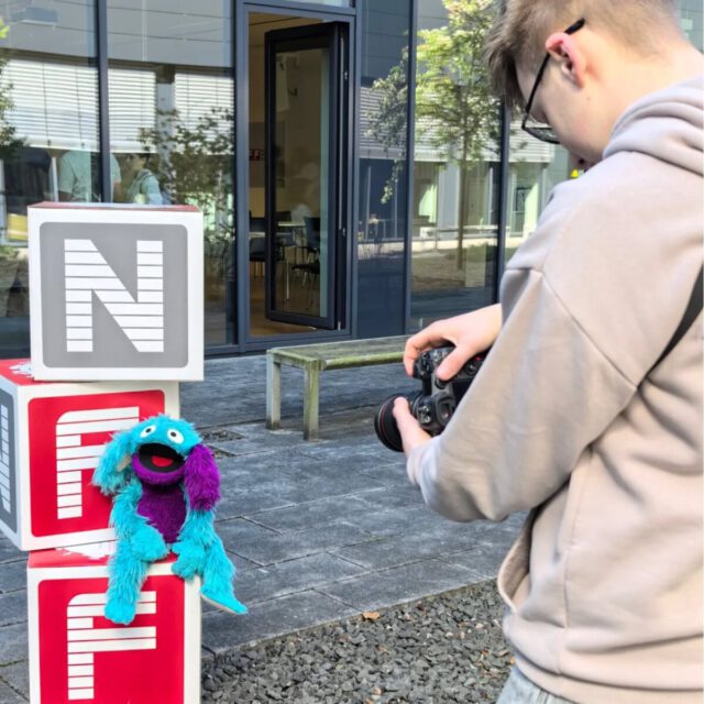 ​Donnerstag war #Zukunftstag und Jonas hat mich erneut begleitet, um mir nicht nur über die Schulter, sondern direkt durch die Kamera zu schauen.​Mit flauschiger Unterstützung der @brunswiek_puppets startete der Tag im @nff.braunschweig , wo der Zukunftstag an Orten wie dem Klimarollenprüfstand und dem Fahrsimulator dokumentiert wurde. Nach einer Stärkung ging es direkt weiter zu Max Pohler, um neue Portraits aufzunehmen. Ein straffes Programm, bei dem Jonas vollen Einsatz gezeigt hat.​Vielen Dank, Jonas, für die erneute starke Unterstützung! 😊​📸 Jonas, Brunswiek Puppets und ich#fotografie #braunschweig