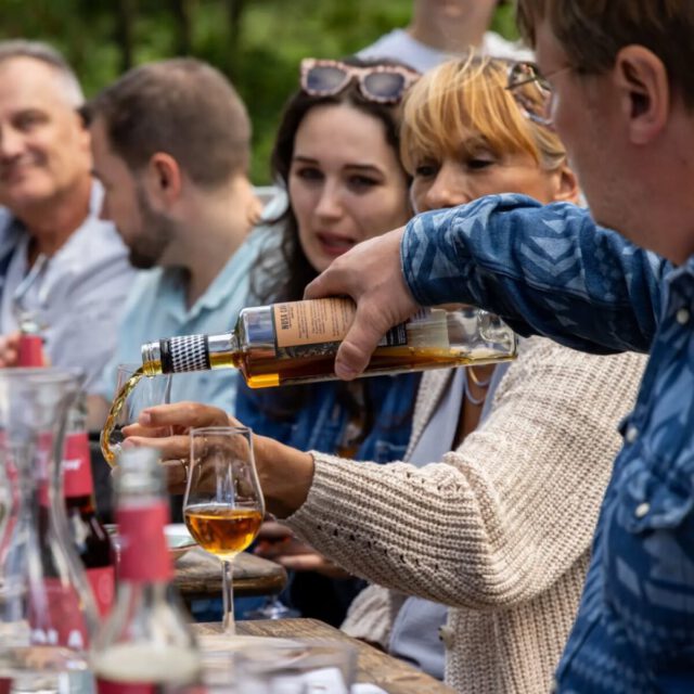 @rumprobiert wurde auf der Oker, während @marcelhepke seine Gäste durch Schmecken, Riechen und Expertise führte und ich die Stimmung aktiv mit der Kamera für seine neue Website und Werbemittel eingefangen habe.Wie authentisch zeigt sich dein Unternehmen?​.​#berufsfotograf #imagefotos #werbefotografie