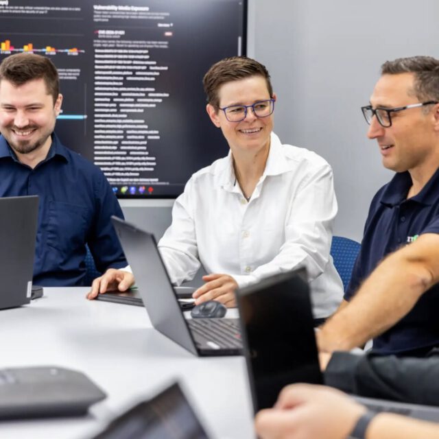 Für @mandala_it durfte ich neue Bilder für die Website und Image-Content für Social Media umsetzen. Dafür haben wir verschiedene Alltagsszenen gestellt und echte Arbeitssituationen fotografiert, um einen breiten Fotopool für das gesamte Marketing aufzubauen.

Wie gut ist dein Unternehmen für die eigene Kommunikation aufgestellt?

​#berufsfotograf  #corporatephotography #businessportraits