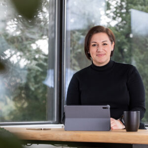 Businessportrait einer Frau am Laptop im Office