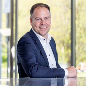 Businessportrait eines Mannes im Sakko am Fenster