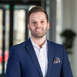 Modernes Businessportrait eines jungen Mannes im Anzug