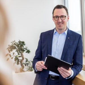 Businessportrait eines Mannes mit Tablet im Office
