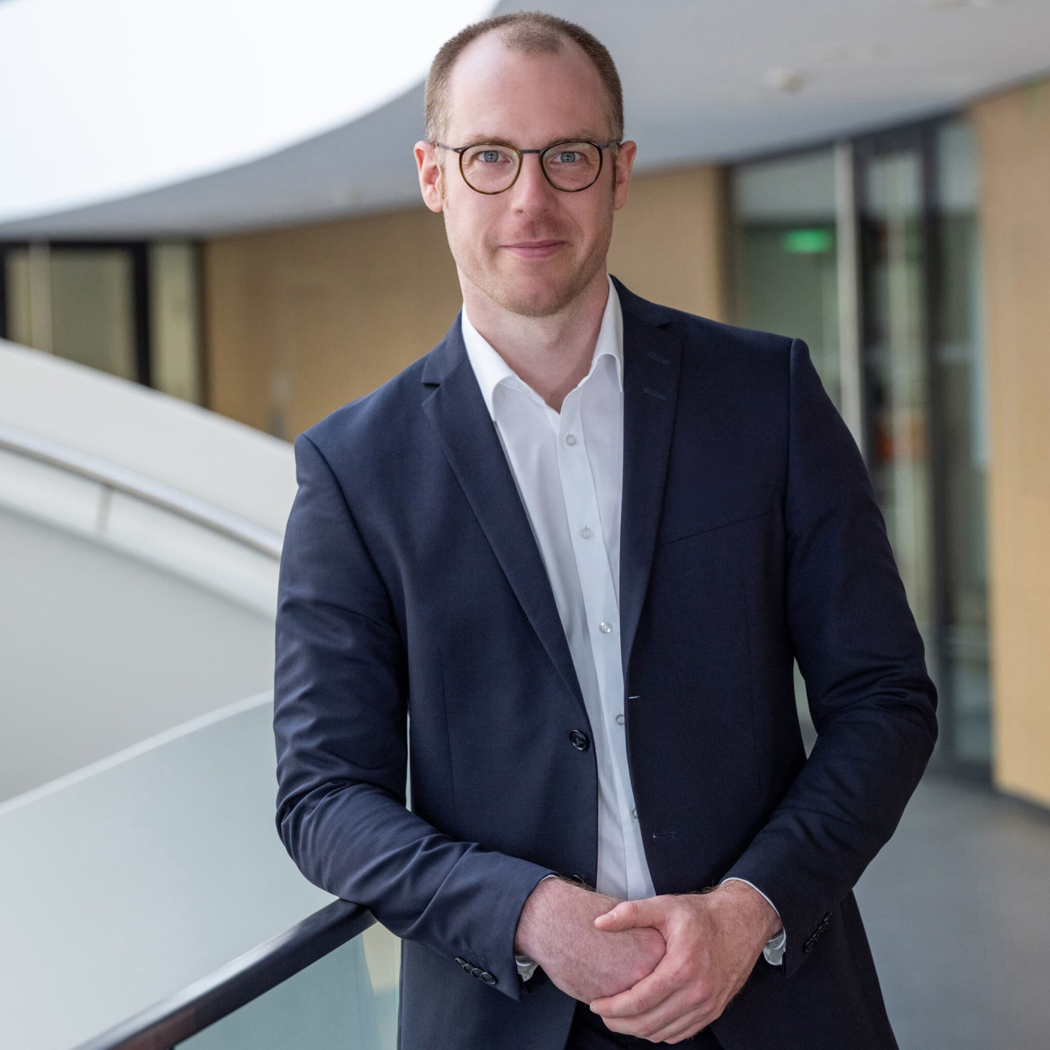 Businessportrait eines Mannes mit Brille und Sakko