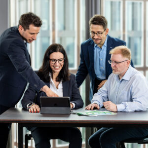 Businessfoto von Teammeeting mit vier Personen im Büro