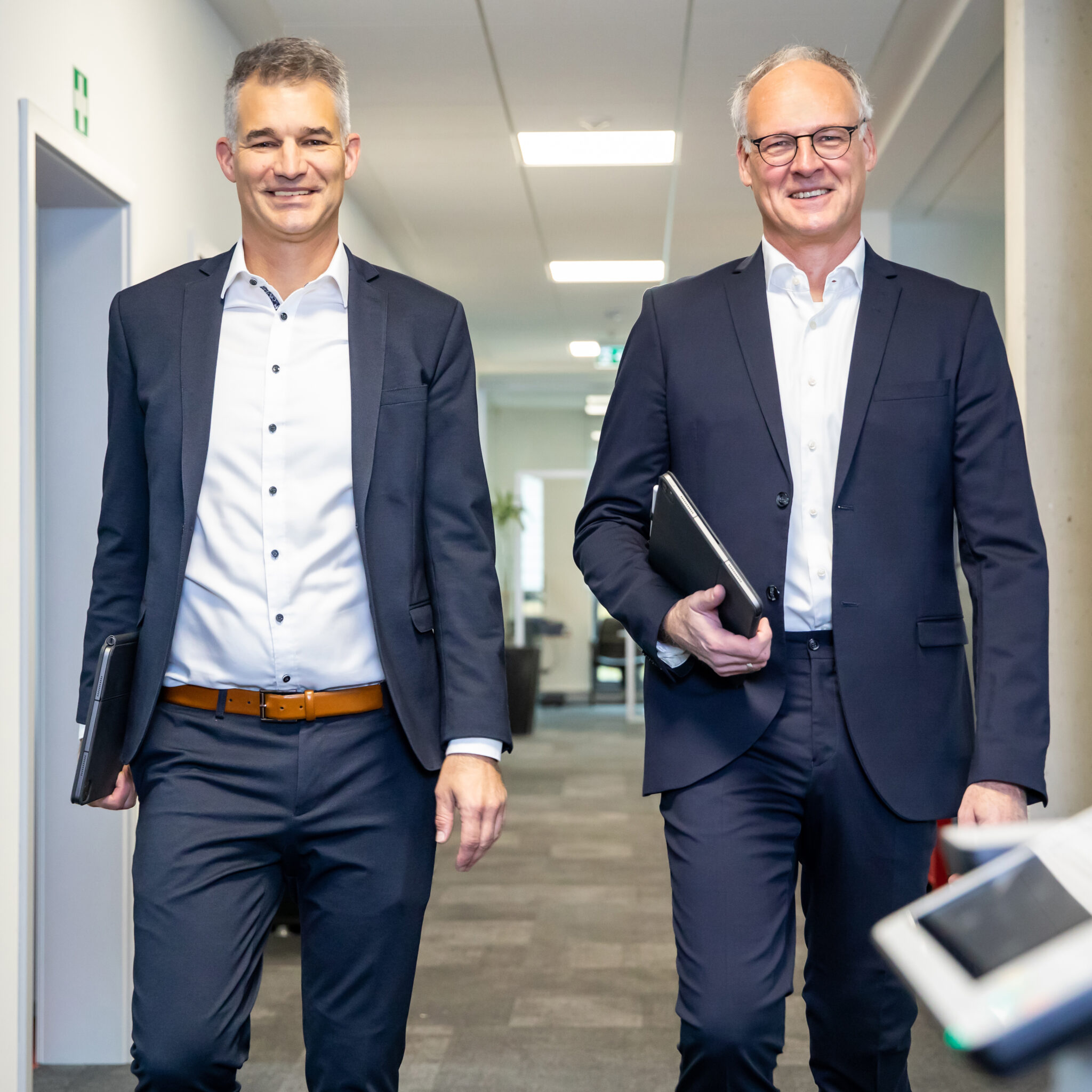 Businessfoto von zwei Männern im modernen Office bei Kuhn und Partner
