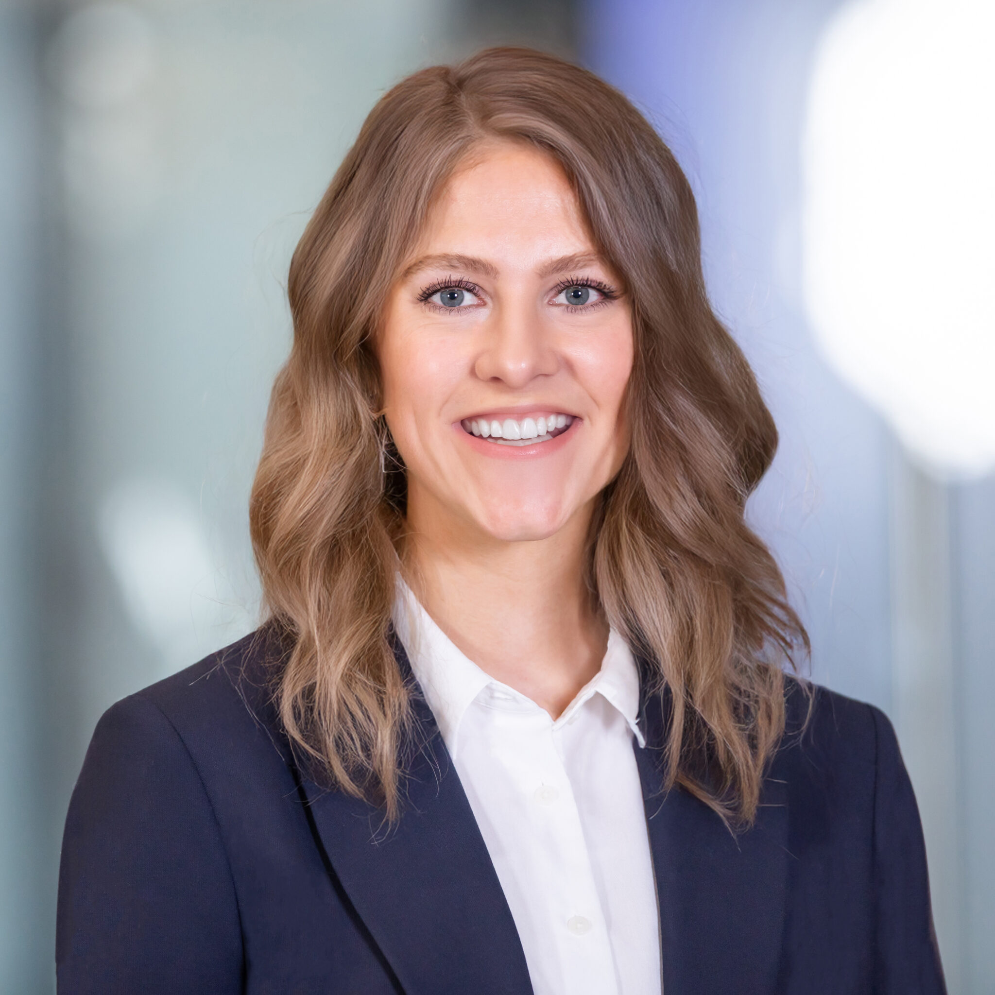 Businessportrait einer Frau mit langen Haaren im Businessoutfit