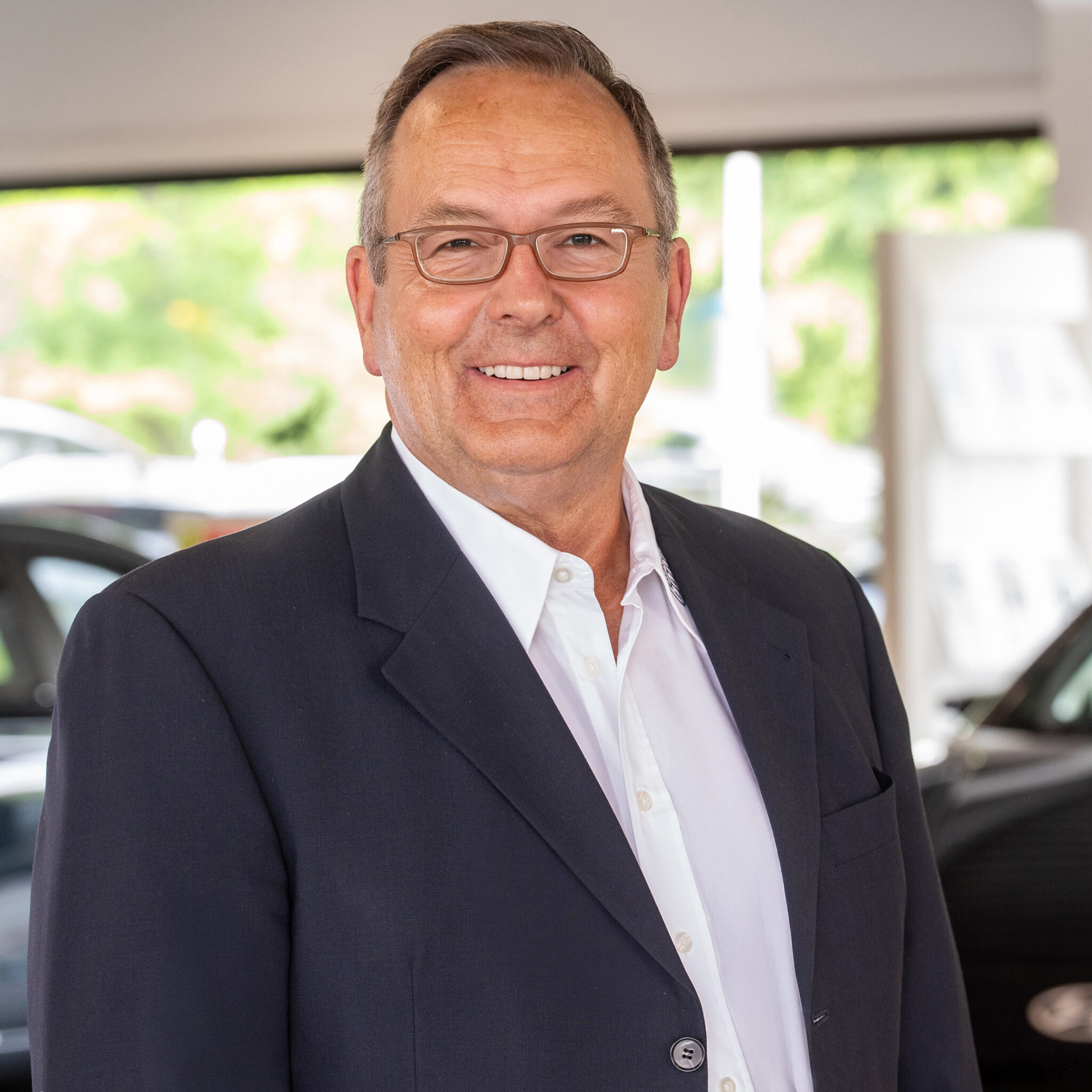 Businessportrait eines älteren Mannes im Sakko, Indooraufnahme