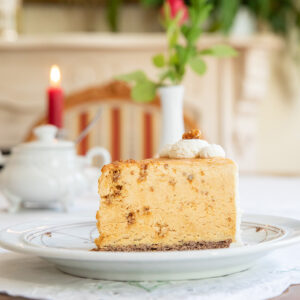 Cheesecake auf Vintage-Porzellan – Café-Szene