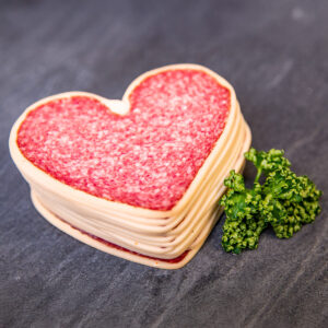 Herzförmige Wurst/Tatar auf Schieferplatte