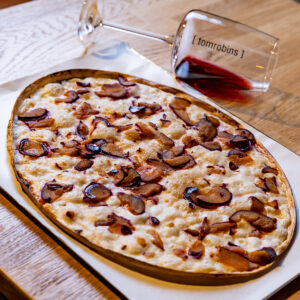 Flammkuchen mit Rotwein im Restaurant