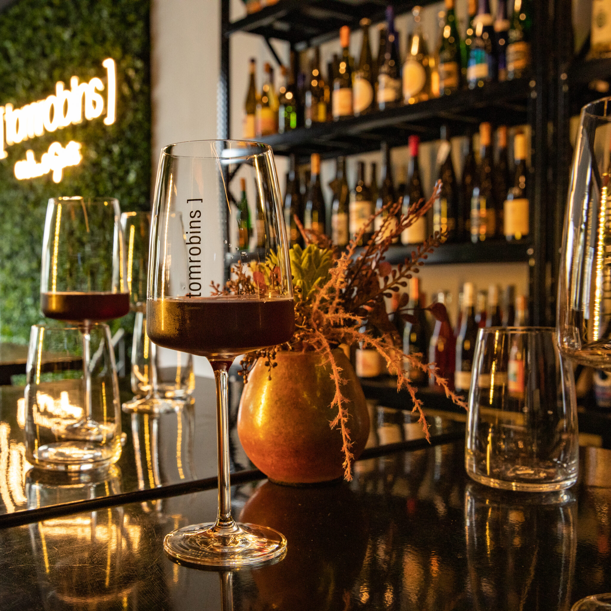 Elegante Bar im warmen Licht – Gastronomiefotografie Braunschweig