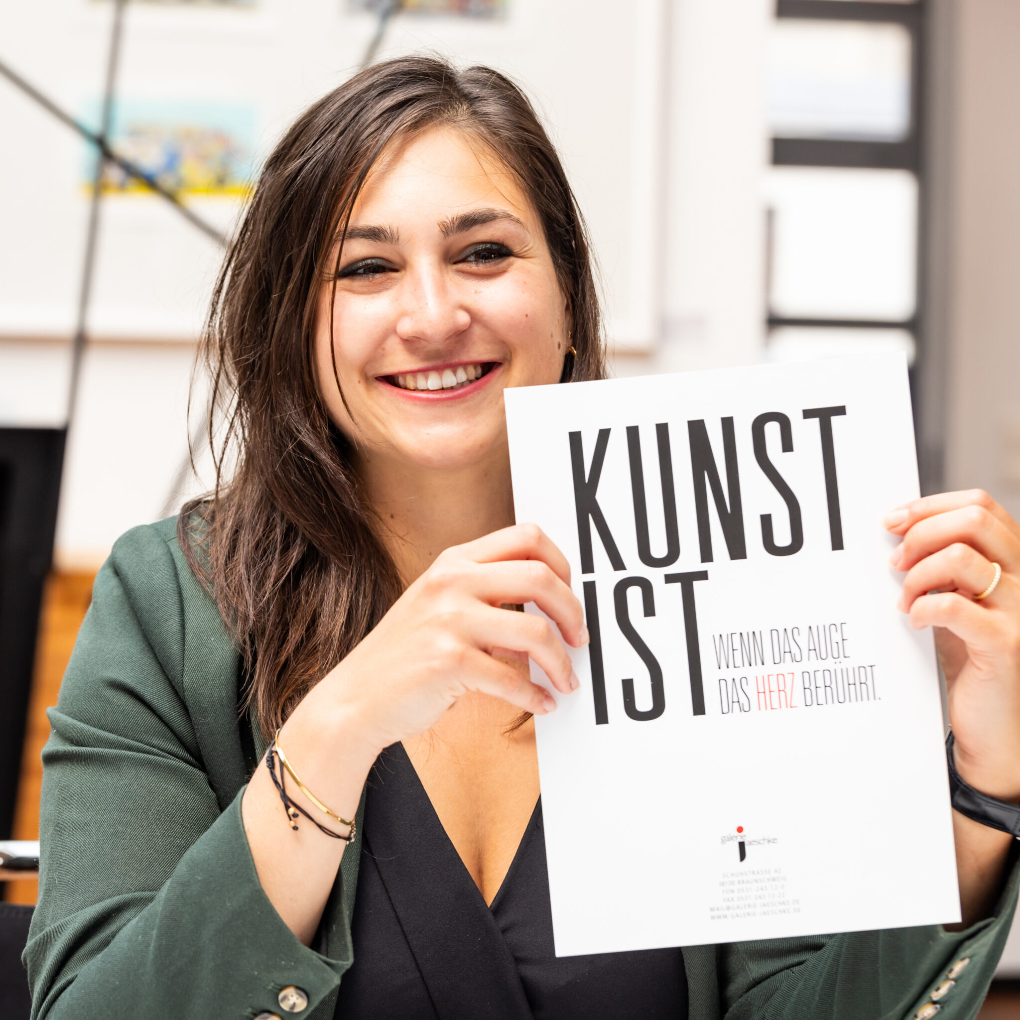 Frau mit Kunstplakat – Kulturfotografie