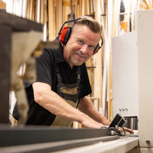 Handwerker an Holzmaschine – Imagefotografie Handwerk