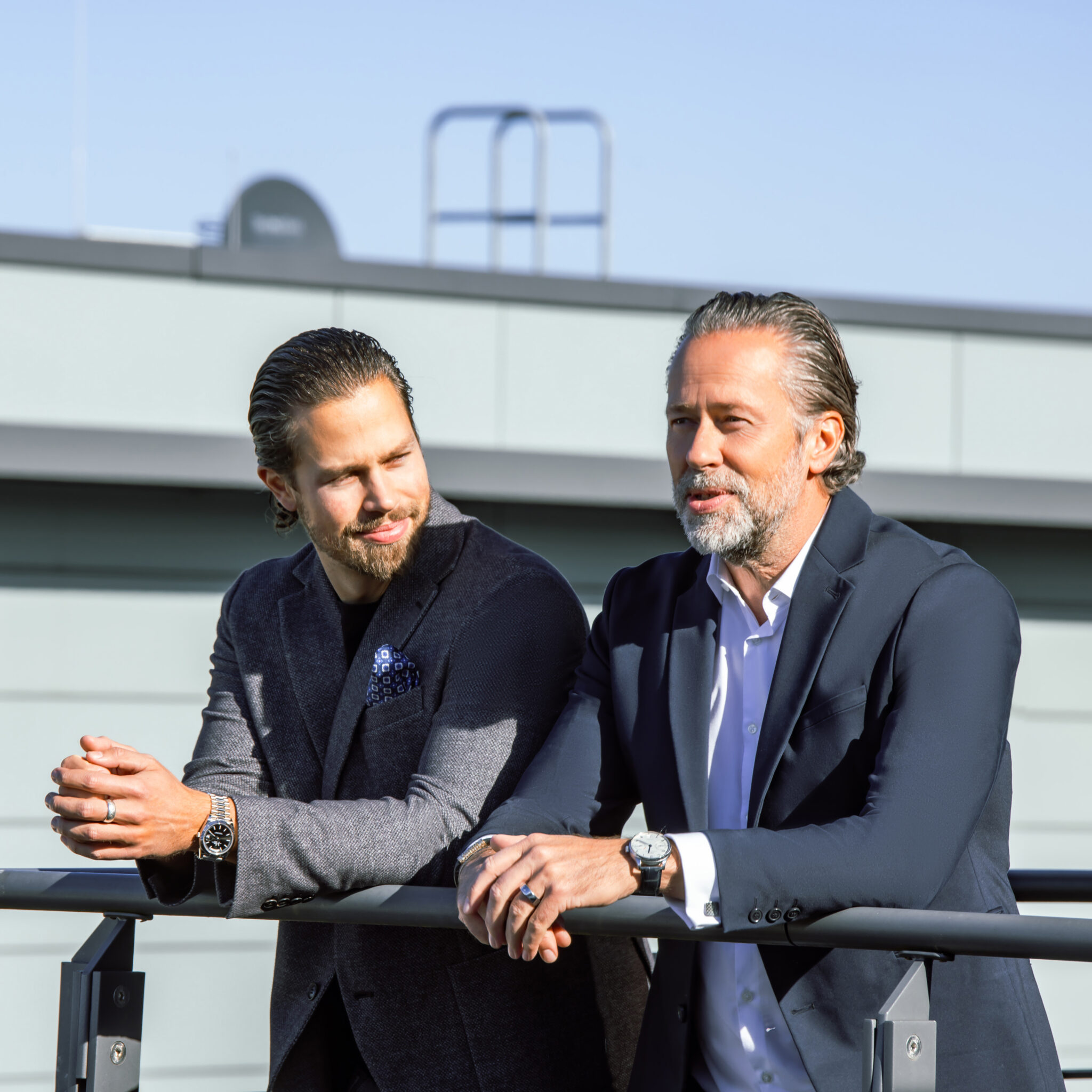 Unternehmer im Gespräch auf Dachterrasse – Imagebilder Philipp Ziebart