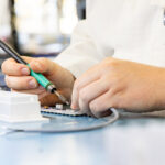 Präzise Handarbeit bei der Elektronikmontage