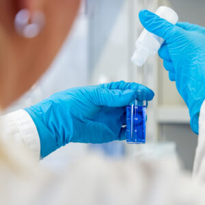 Laborarbeit mit Schutzhandschuhen und Pipette in der Forschung