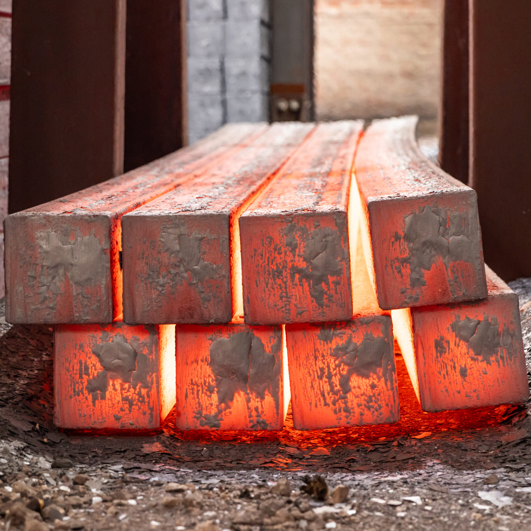 Glühende Stahlblöcke vor der Weiterverarbeitung in der Industrieproduktion