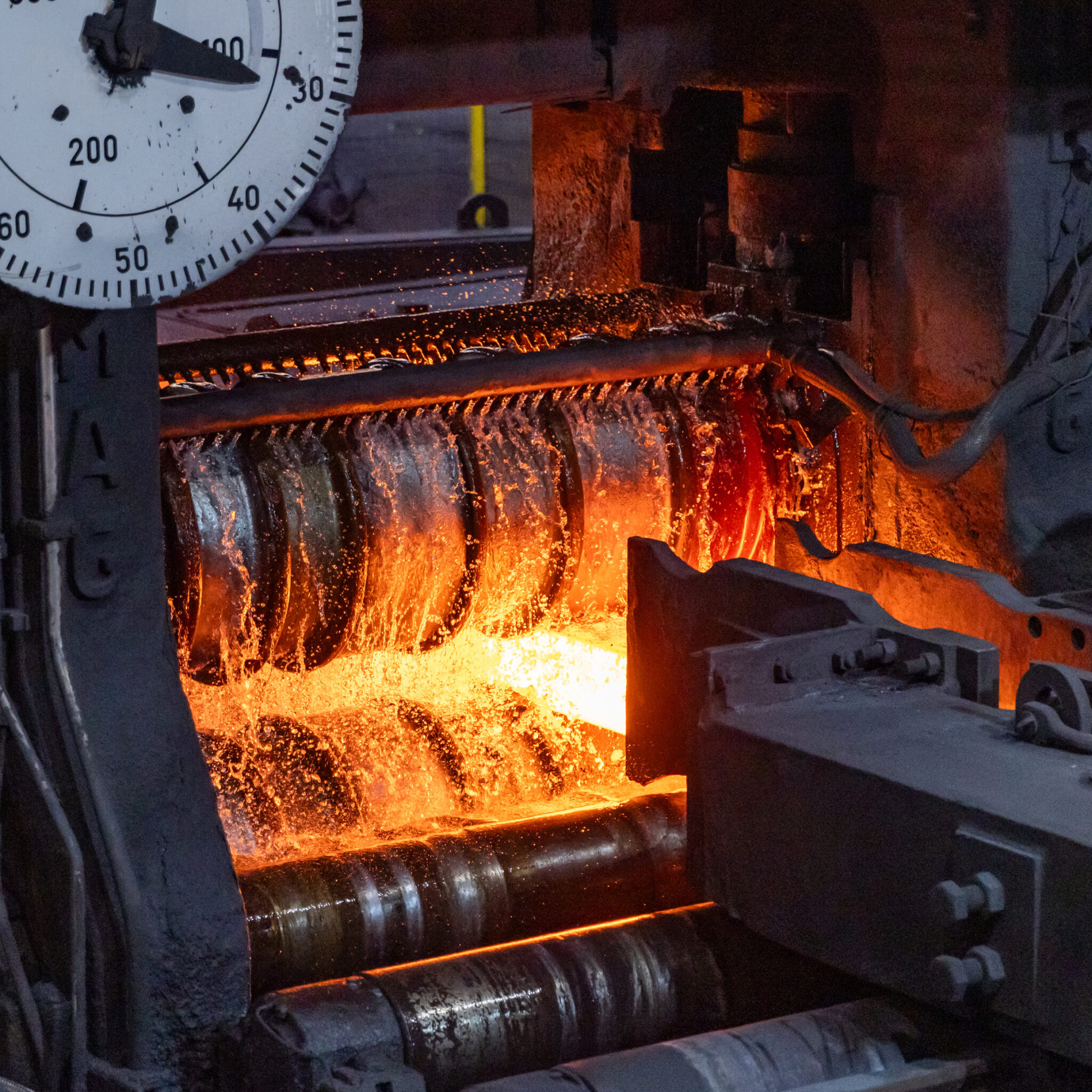 Industrielle Walze formt erhitztes Metall in der Stahlverarbeitung