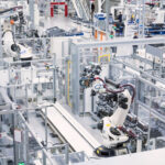 Automatisierte Fertigungslinie mit Robotern in der Industrieproduktion