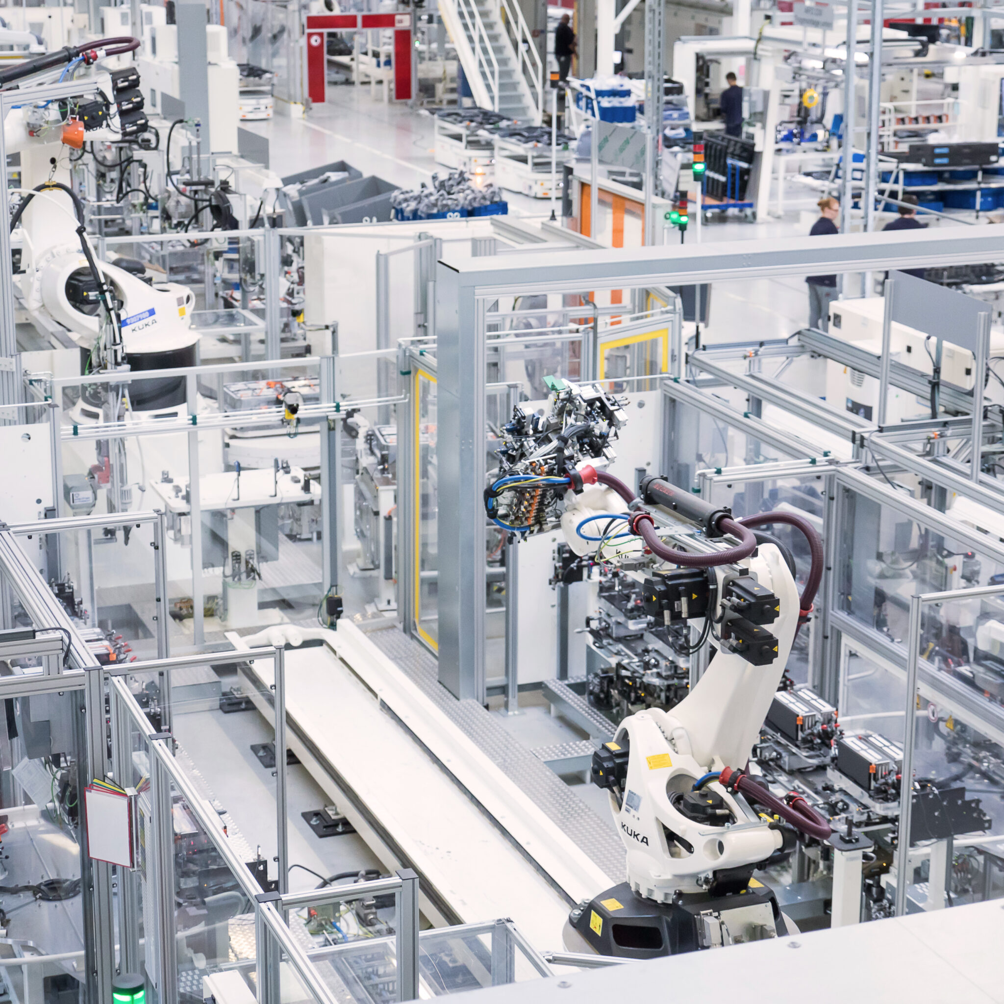 Automatisierte Fertigungslinie mit Robotern in der Industrieproduktion