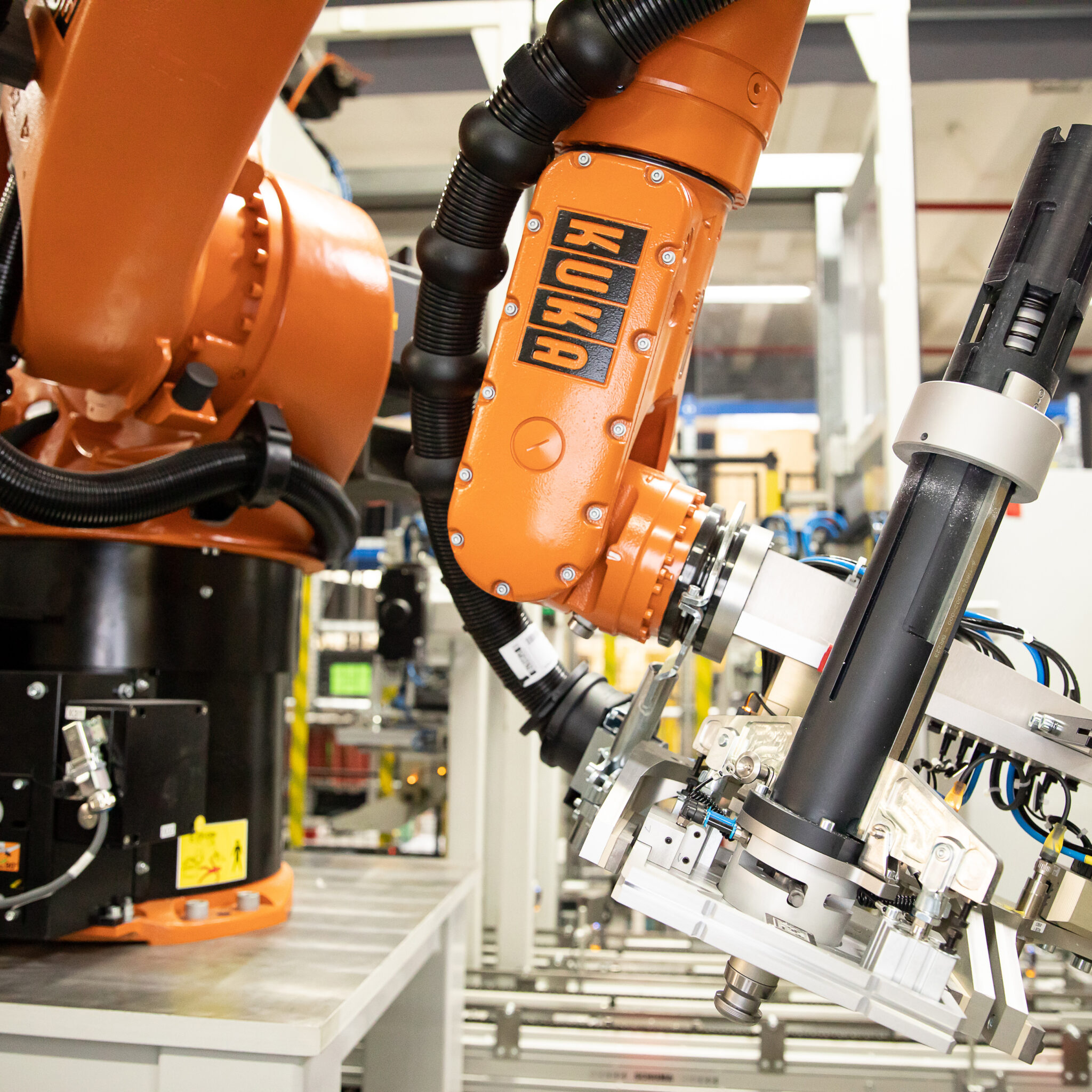 Roboterarm bei der Montage von Bauteilen in der Automatisierungstechnik