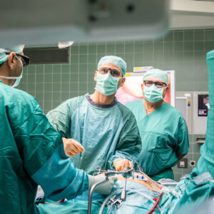 Ärzte im OP-Saal bei einer minimalinvasiven Herzoperation mit 3D-Videoskopie.