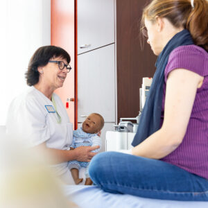 Ärztin und Schwangere im Gespräch in der Frauenklinik.