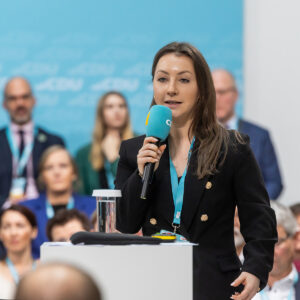 Sandra Schmull auf Podium CDU/MIT Veranstaltung Berlin