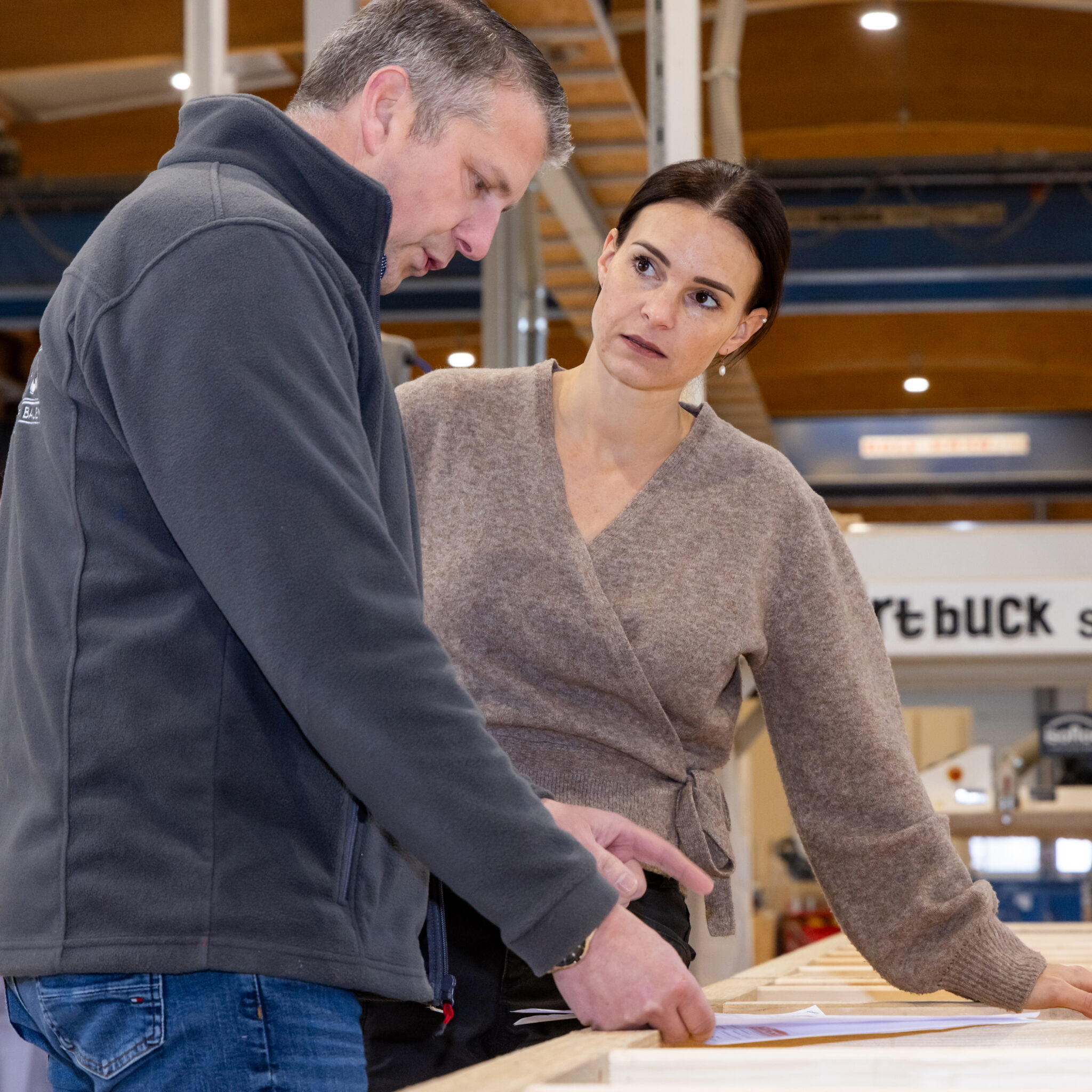Vanessa Zobel im Gespräch während des Wahlkampfs bei der Kurt Buck Baugesellschaft in Bremervörde