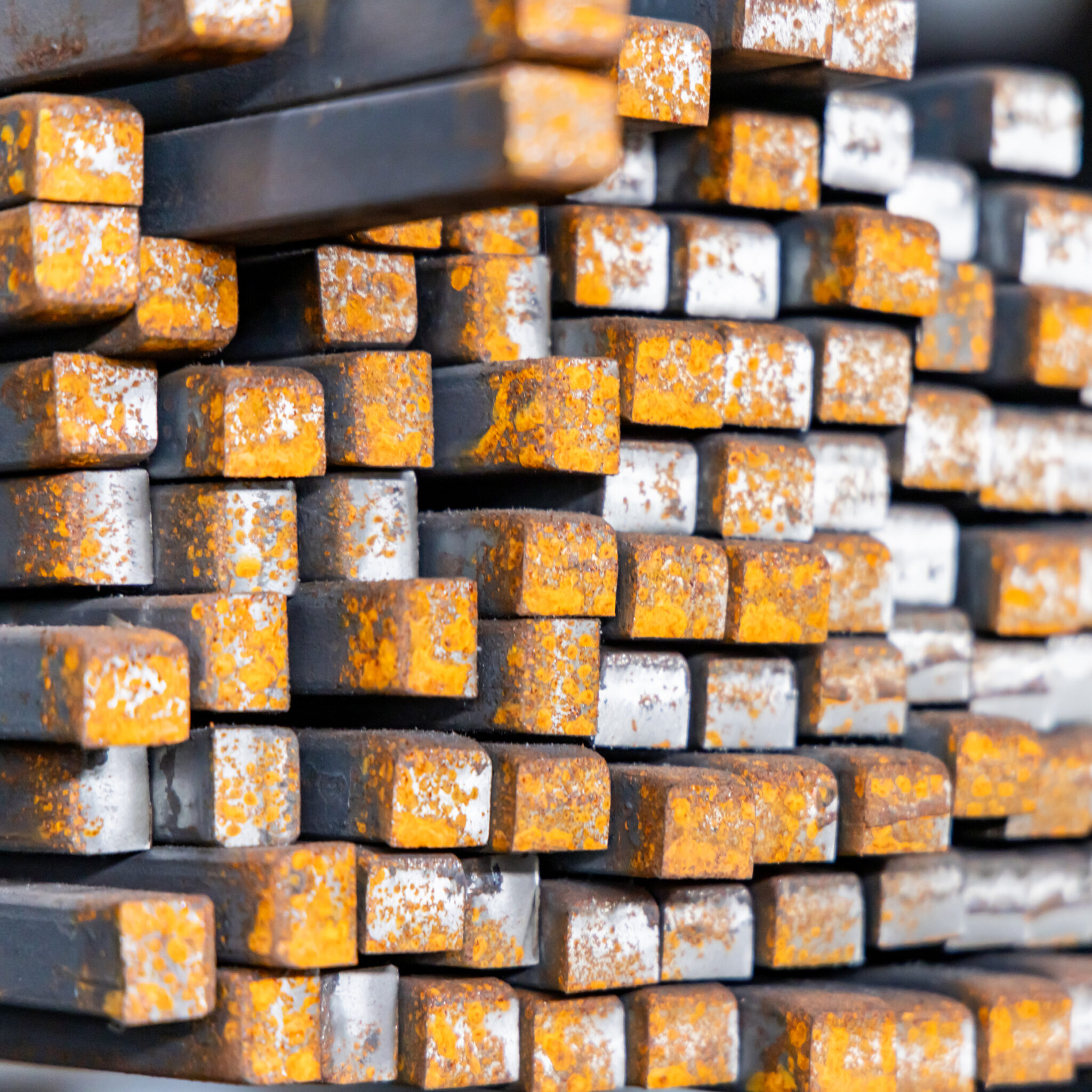 Gestapelte Stahlblöcke in der Lagerhalle