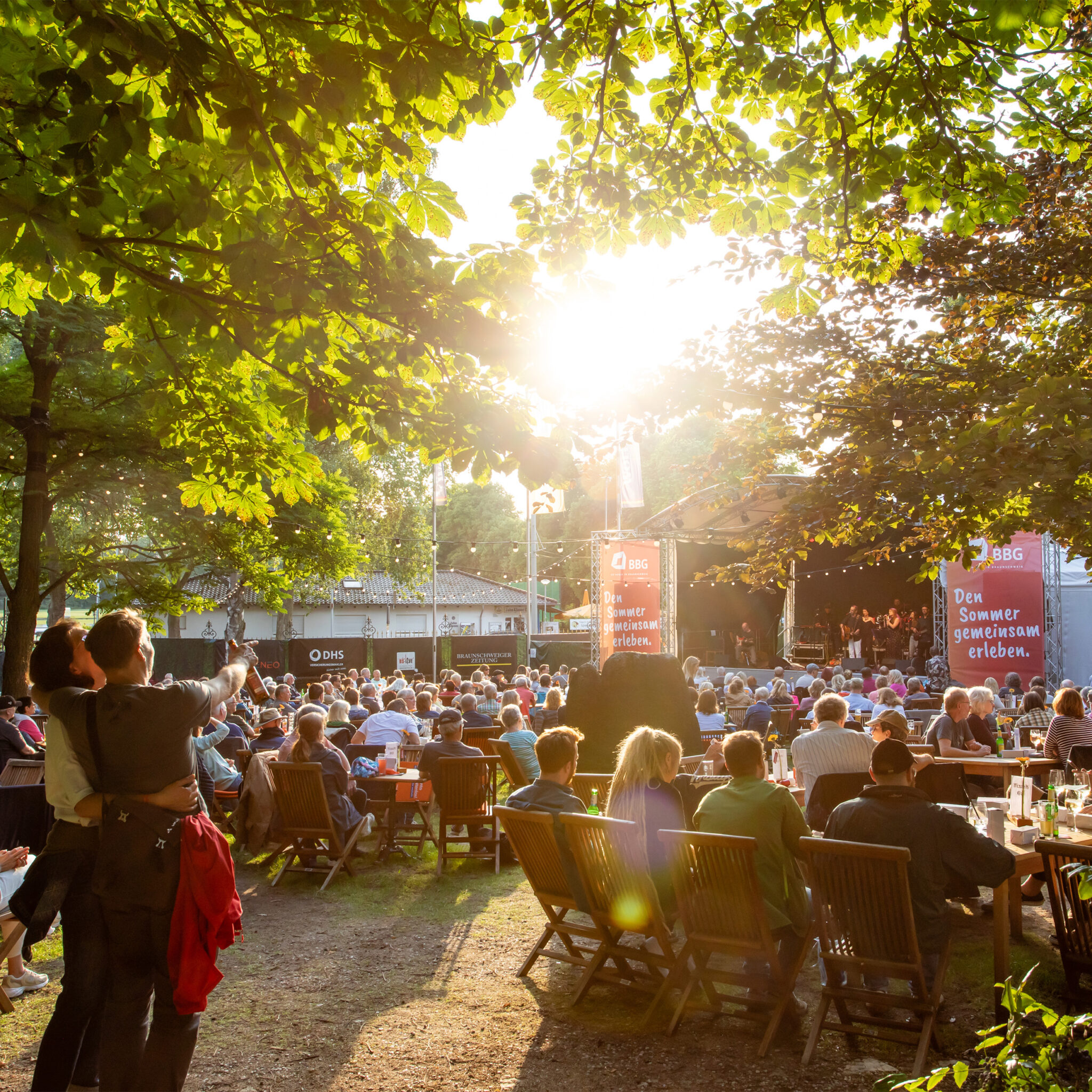 Sommerkonzert auf dem Wolters-Gelände in Braunschweig – Applaus im Biergarten