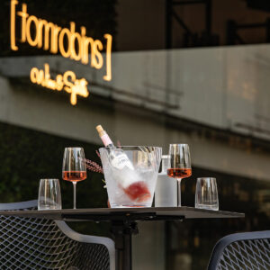 Drinks auf einem Restauranttisch im Außenbereich – Gastronomie & Lifestyle Fotografie
