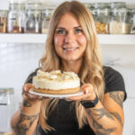 Frau hält selbstgebackenen Kuchen – Foodfotografie mit Persönlichkeit