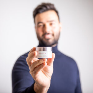 Mann präsentiert Creme – Businessportrait kombiniert mit Produktfotografie