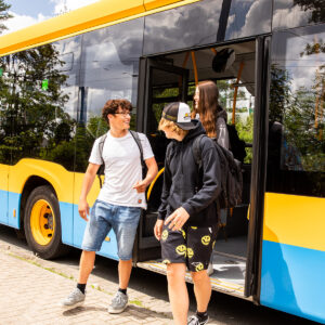 Schüler steigen aus Bus aus – Mobilitätsfotografie für ÖPNV