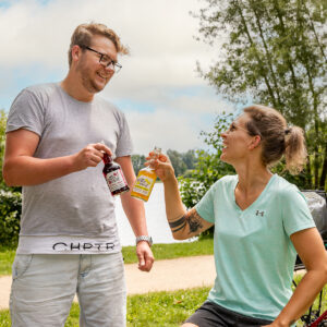 Junge Menschen trinken Sportgetränk im Park – Fitness & Lifestyle Fotografie