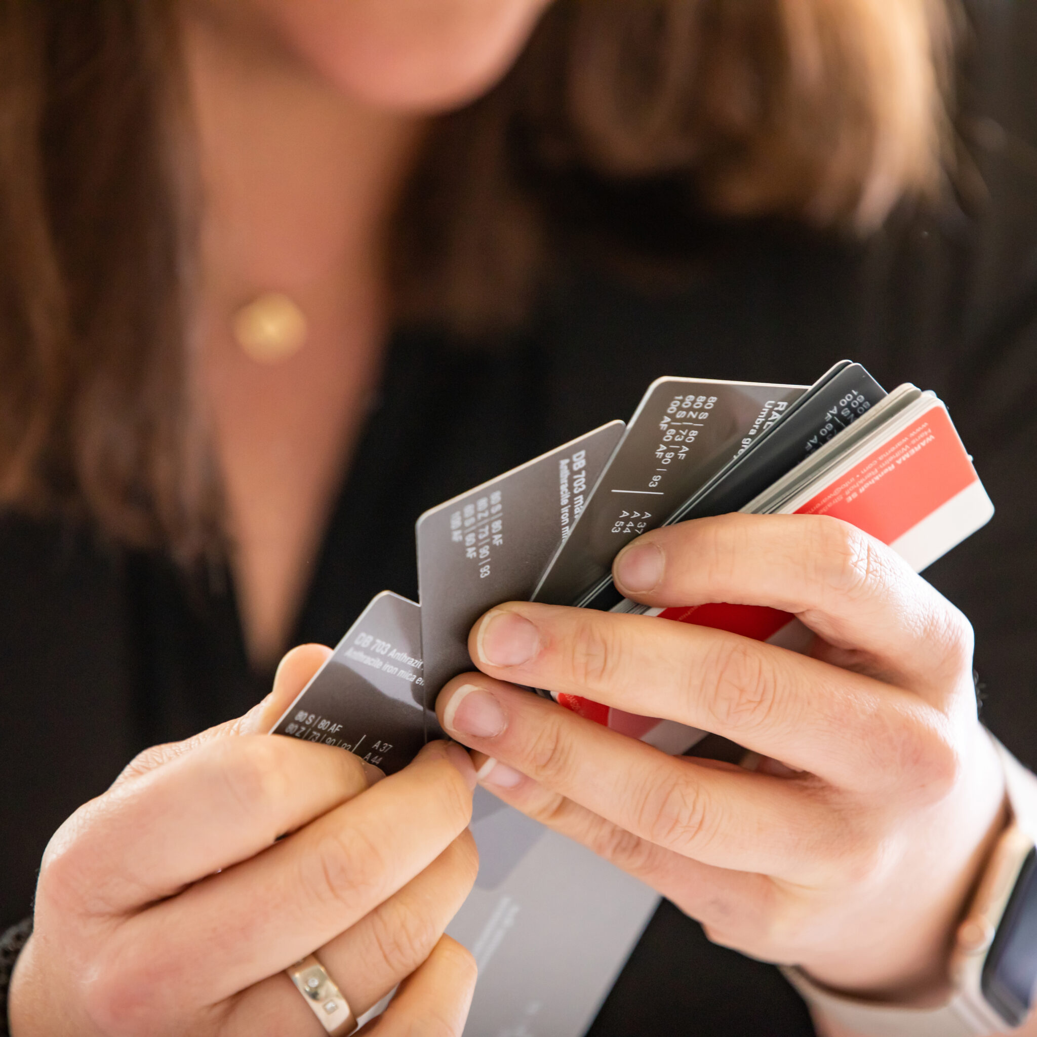 Hände fächern Farbfächer auf