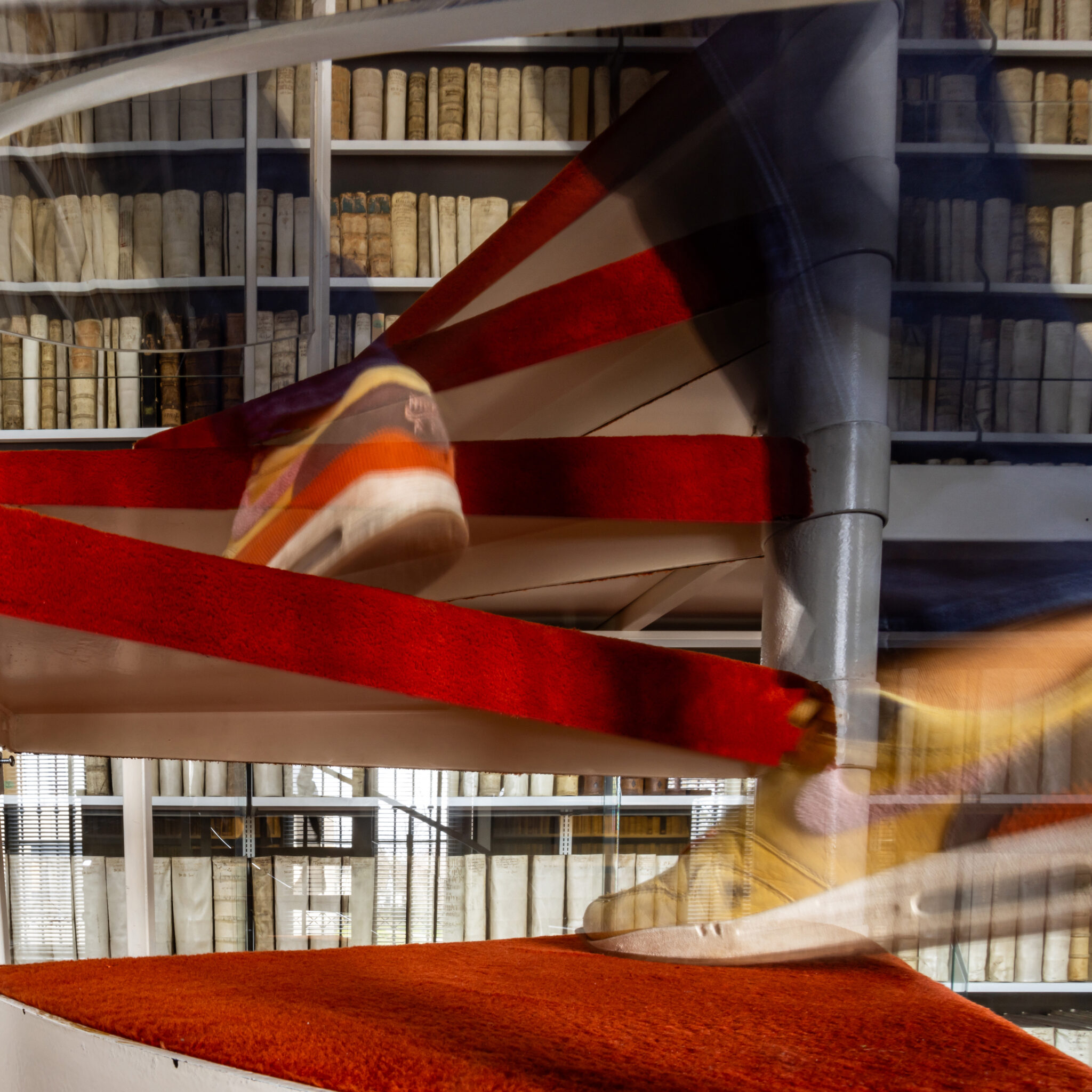 Mensch geht treppe hoch und ist cerschwommen