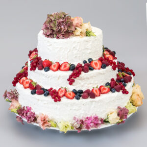 Mehrstöckige Torte mit Beeren – Patisserie