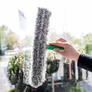 Reinigung einer Fensterscheibe mit Staubwedel