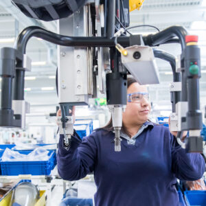 Bedienung einer automatisierten Fertigungsanlage in der Industrieproduktion